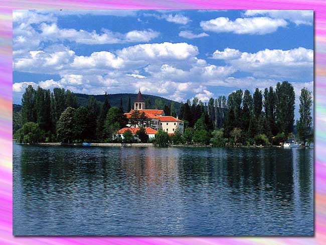 isolotto Visovac che ospita il monastero di Visovac, fondato dai francescani nel 1445, con una ricca biblioteca che accoglie un incunabolo con le favole di Esopo.